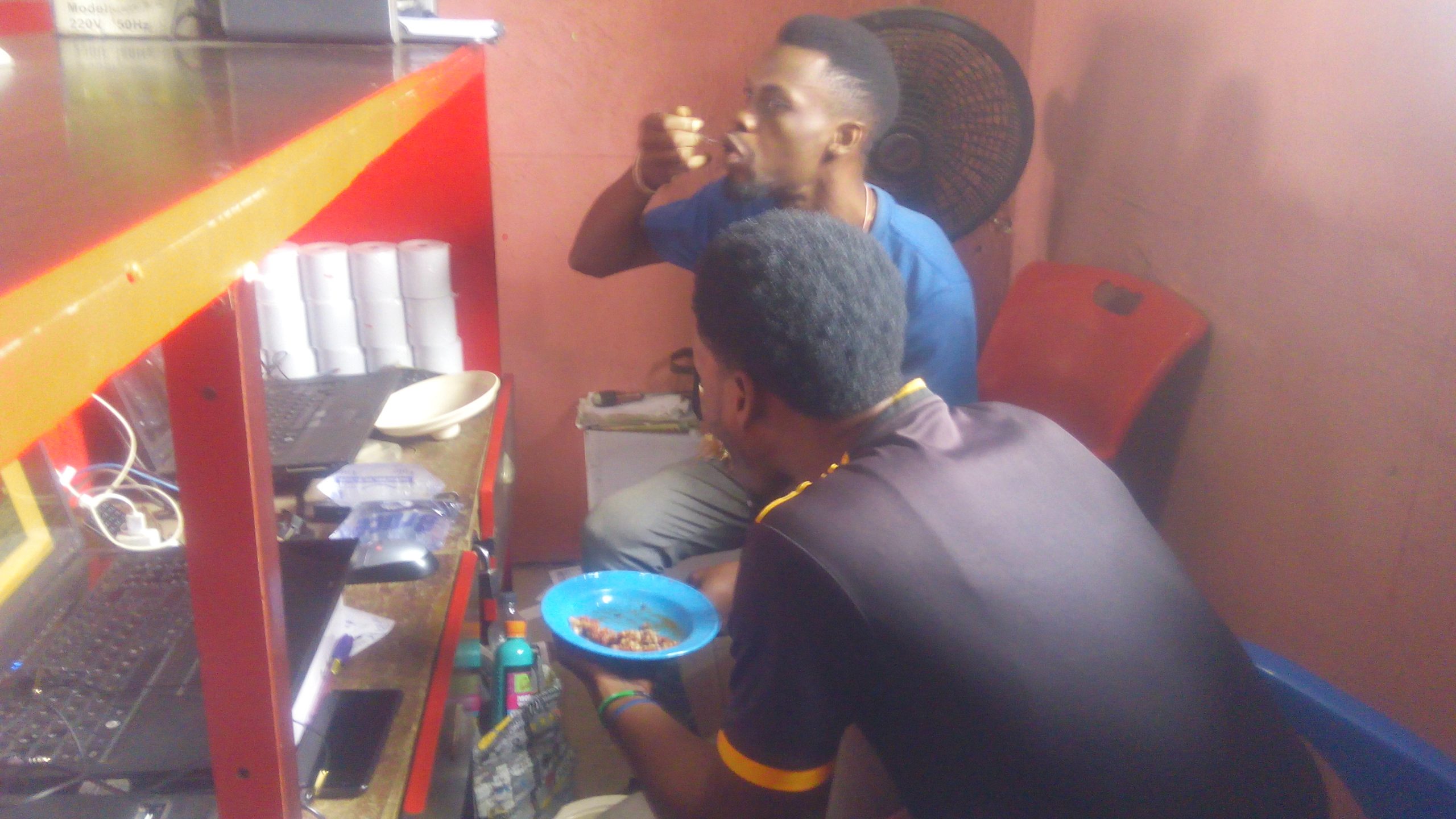 Hungry Nigerians Drinking Garri Without Salt On Duty - (Watch Video) 1